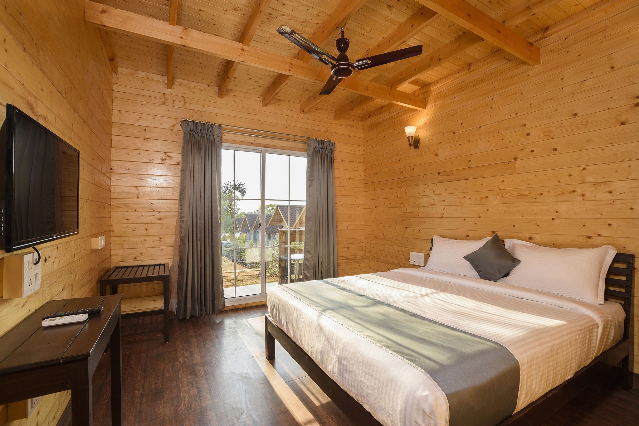 White Wood Resort by Stone Wood Hotel Wooden Cottage With Balcony 3