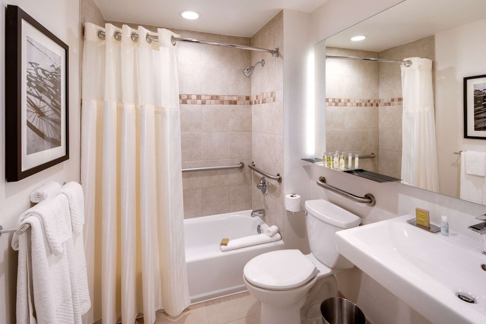 undefined DoubleTree by Hilton Hotel & Suites Jersey City 9