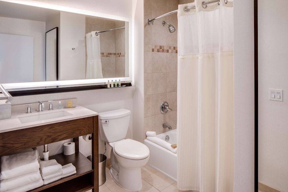 undefined DoubleTree by Hilton Hotel & Suites Jersey City 6