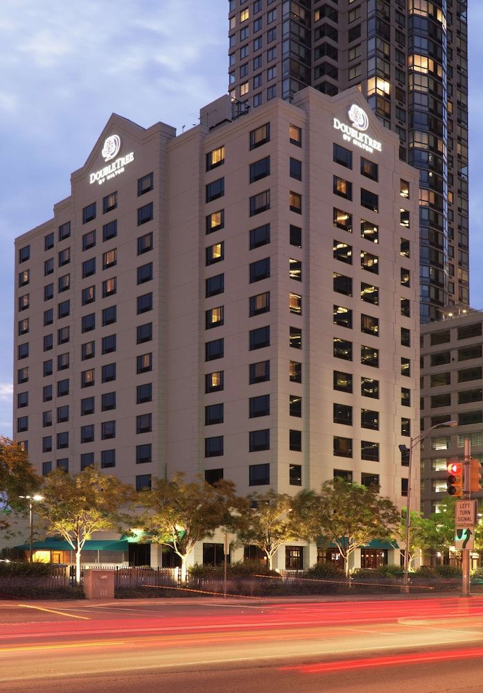 undefined DoubleTree by Hilton Hotel & Suites Jersey City 4