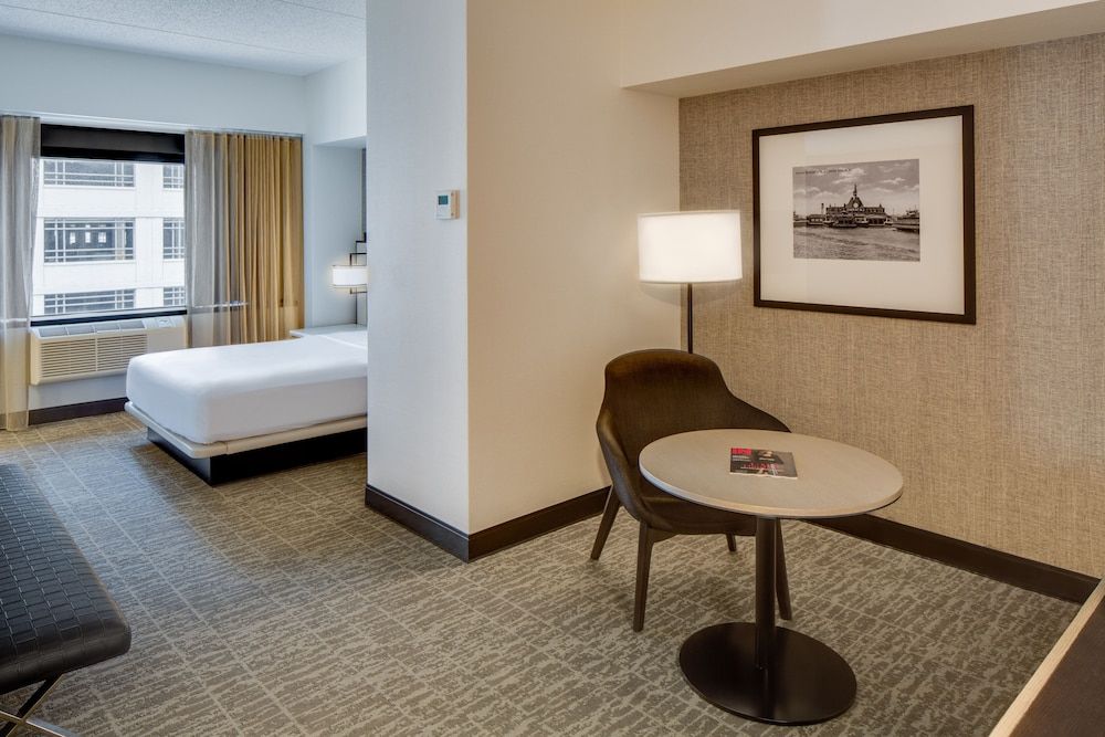 undefined DoubleTree by Hilton Hotel & Suites Jersey City 5