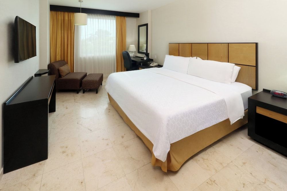 Standard Room, 1 King Bed (Extra Floor Space)