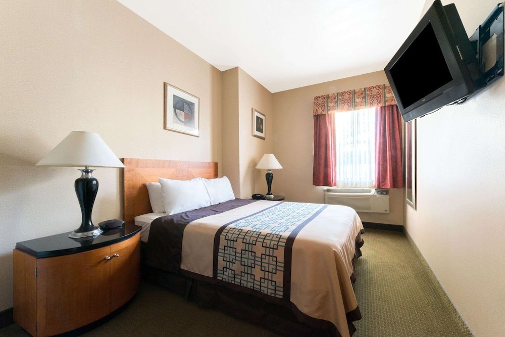 Suite, 2 Bedrooms, Non Smoking (1 King Bed & 1 Queen Bed)