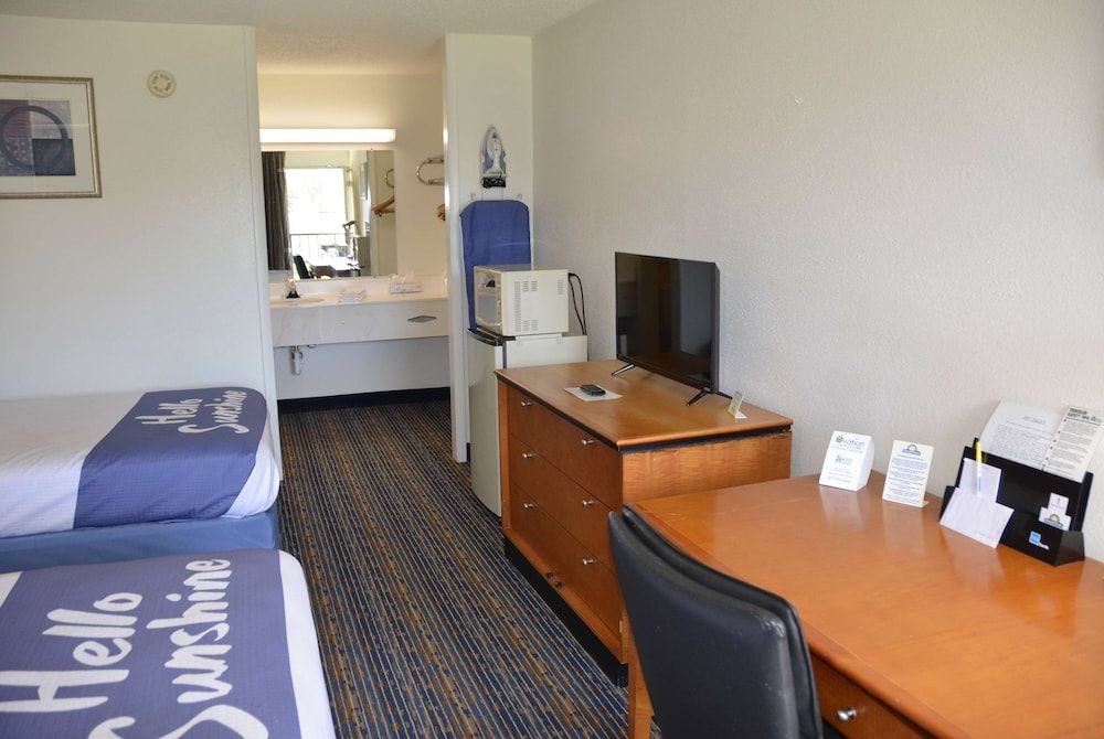 Standard Room, 2 Double Beds, Non Smoking (Pet Friendly)