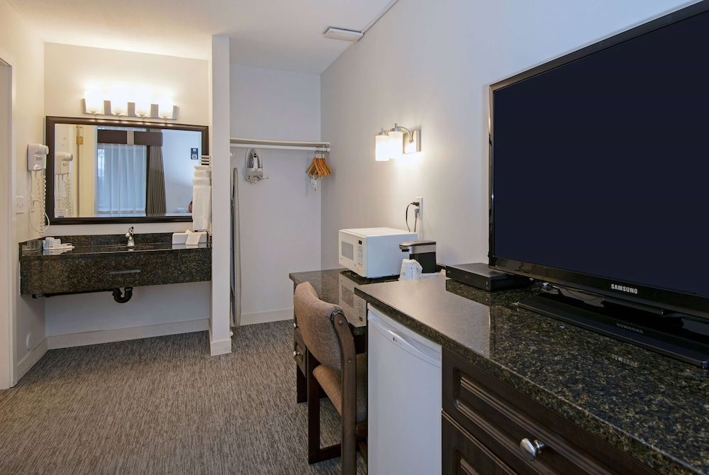 Travelodge by Wyndham Kamloops Mountview Room, 1 Queen Bed, Non Smoking, Refrigerator & Microwave 7