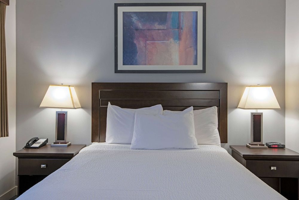 Travelodge by Wyndham Kamloops Mountview Room, 1 Queen Bed, Non Smoking, Refrigerator & Microwave 3