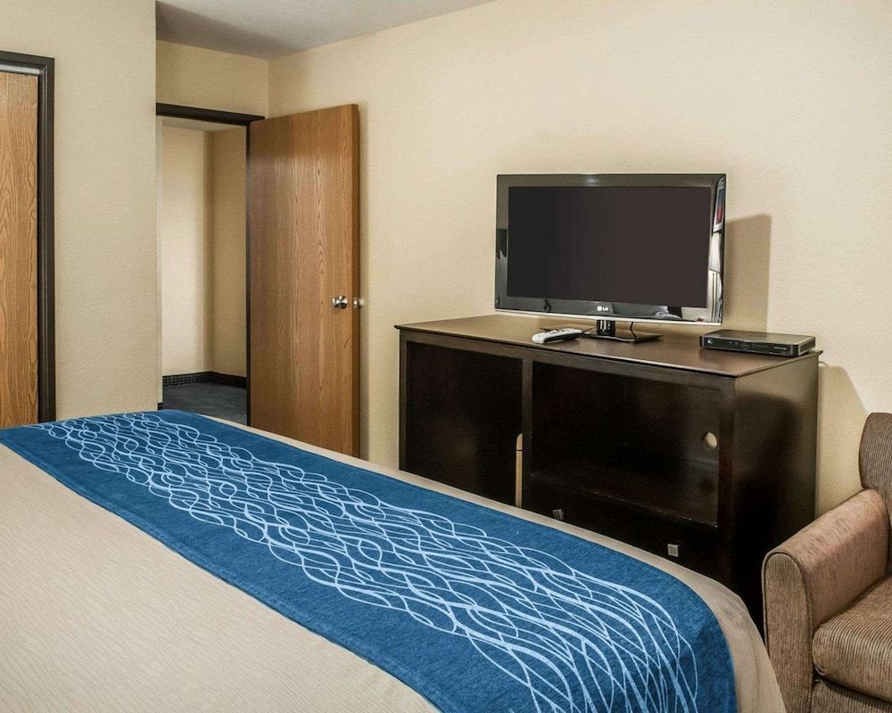 Suite 1 King Bed, Sofa, Wet Bar, Non-Smoking