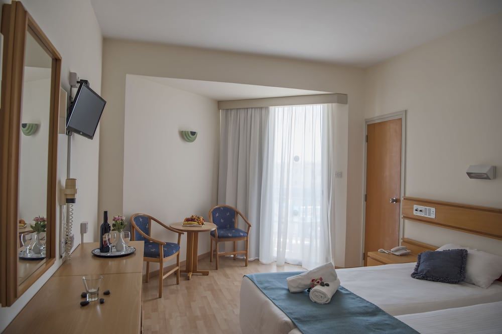 Kissos Hotel Standard Twin Room, Courtyard View 7