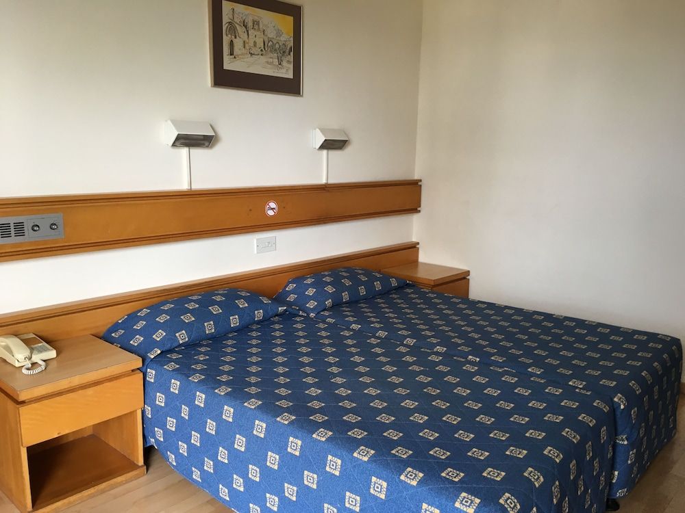 Kissos Hotel Standard Twin Room, Courtyard View