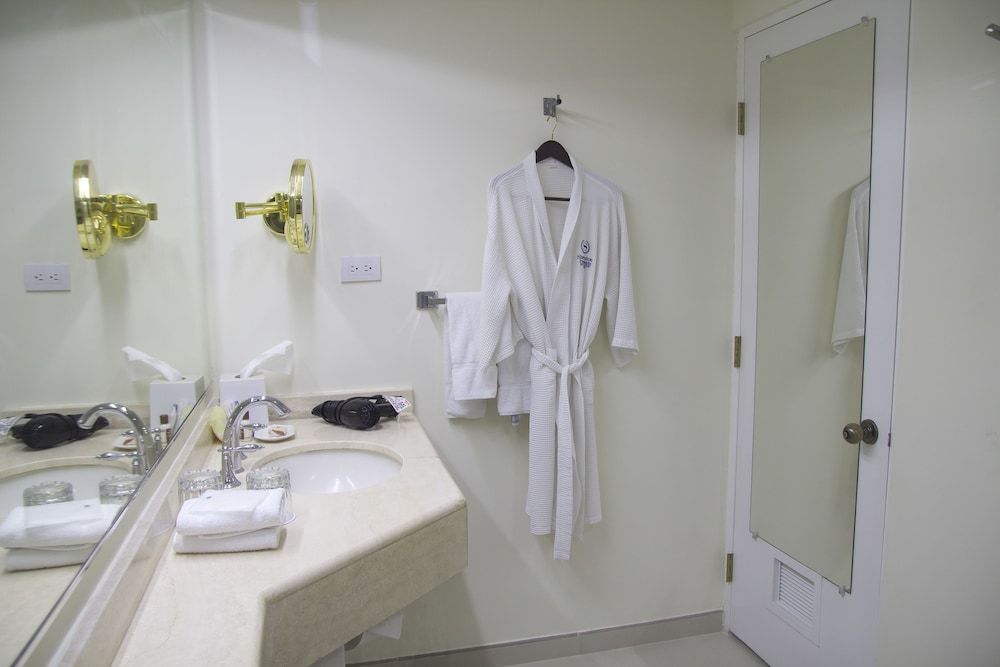 Sheraton Presidente San Salvador Hotel Deluxe Room, 1 King Bed, Balcony 9