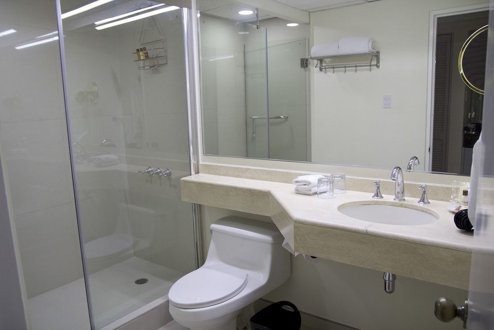 Sheraton Presidente San Salvador Hotel Deluxe Room, 1 King Bed, Balcony 6