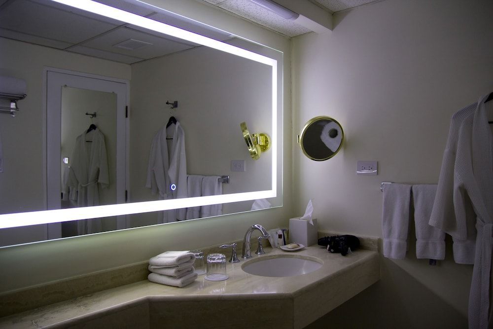 Sheraton Presidente San Salvador Hotel Deluxe Room, 1 King Bed, Balcony 8