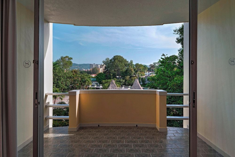 Sheraton Presidente San Salvador Hotel Deluxe Room, 1 King Bed, Balcony 3