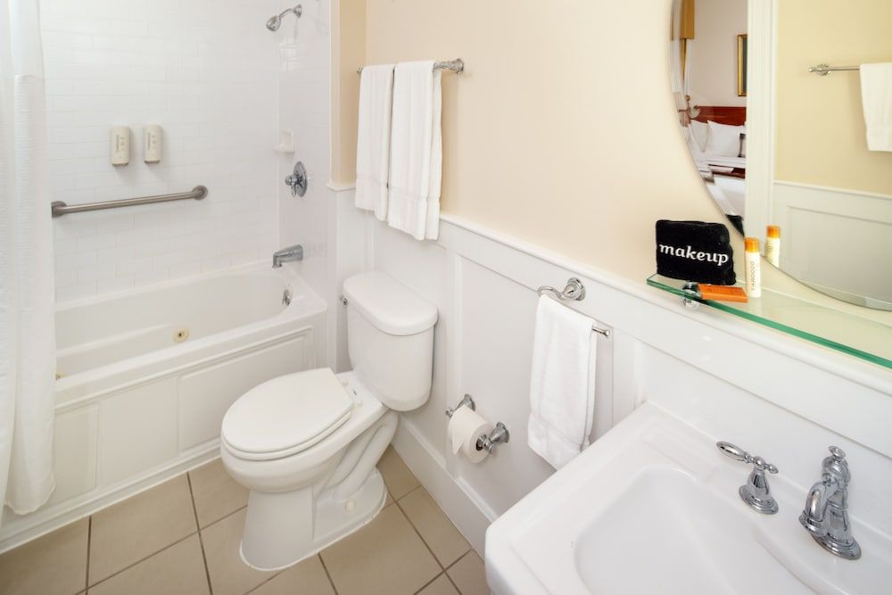 Historic Boone Tavern Hotel and Restaurant Junior Suite, 1 King Bed 3