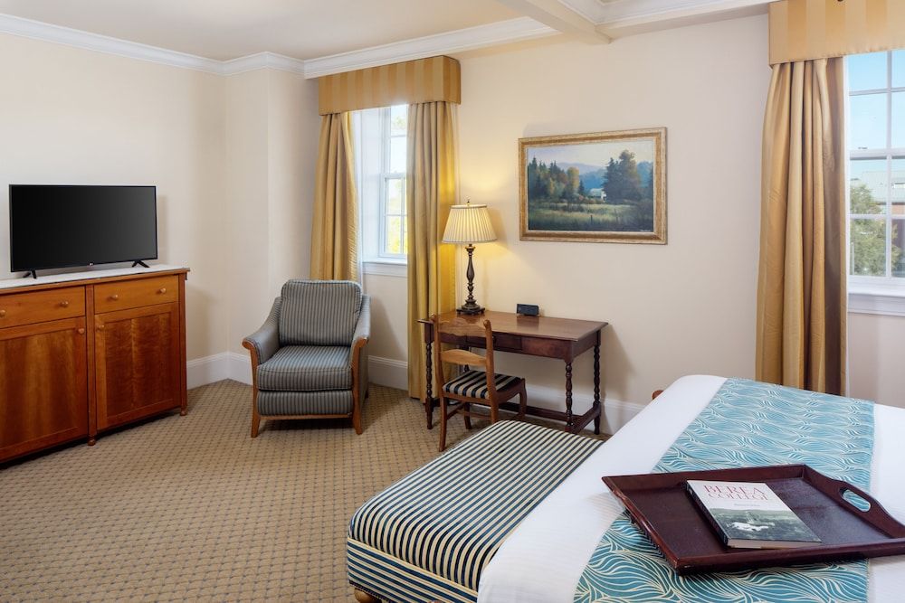 Historic Boone Tavern Hotel and Restaurant Junior Suite, 1 King Bed 4