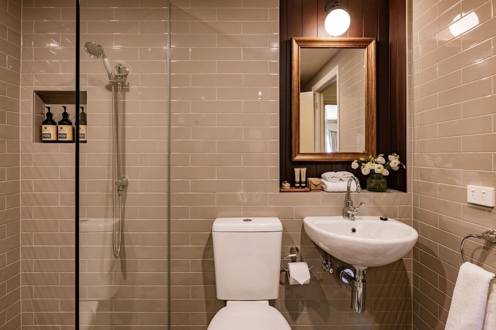 Hadley's Orient Hotel Executive Suite 6