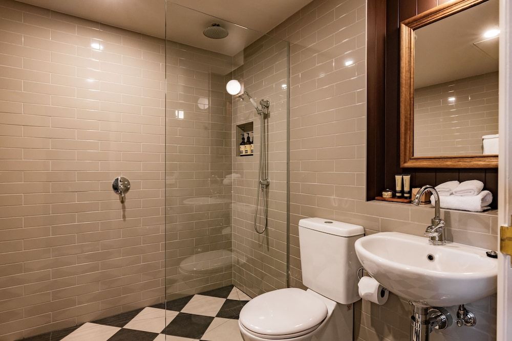 Hadley's Orient Hotel Executive Suite 5