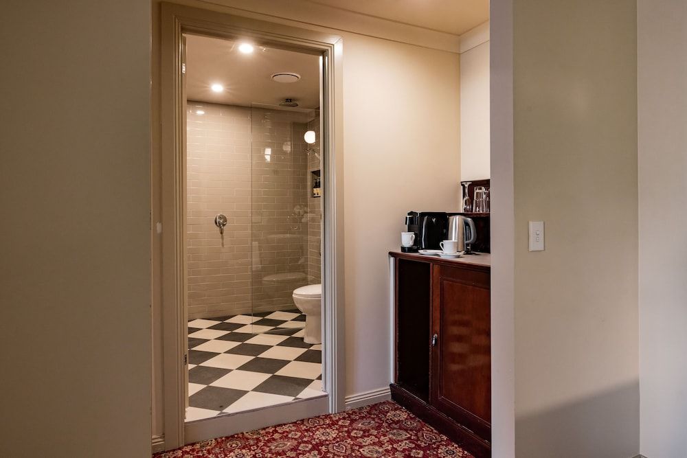 Hadley's Orient Hotel Executive Suite 4