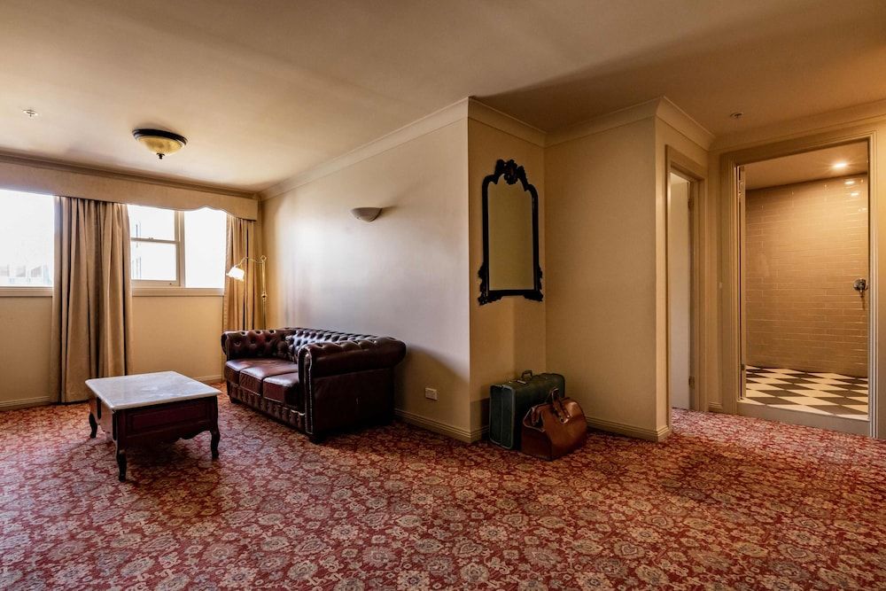 Hadley's Orient Hotel Executive Suite 7