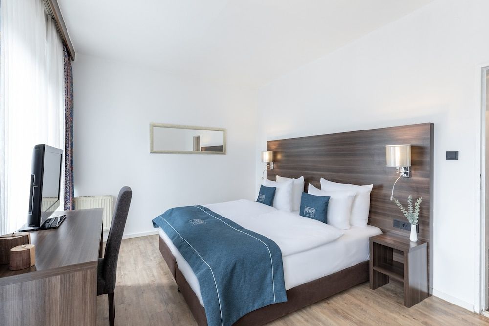 Hotel Continental Frankfurt Standard Triple Room 2