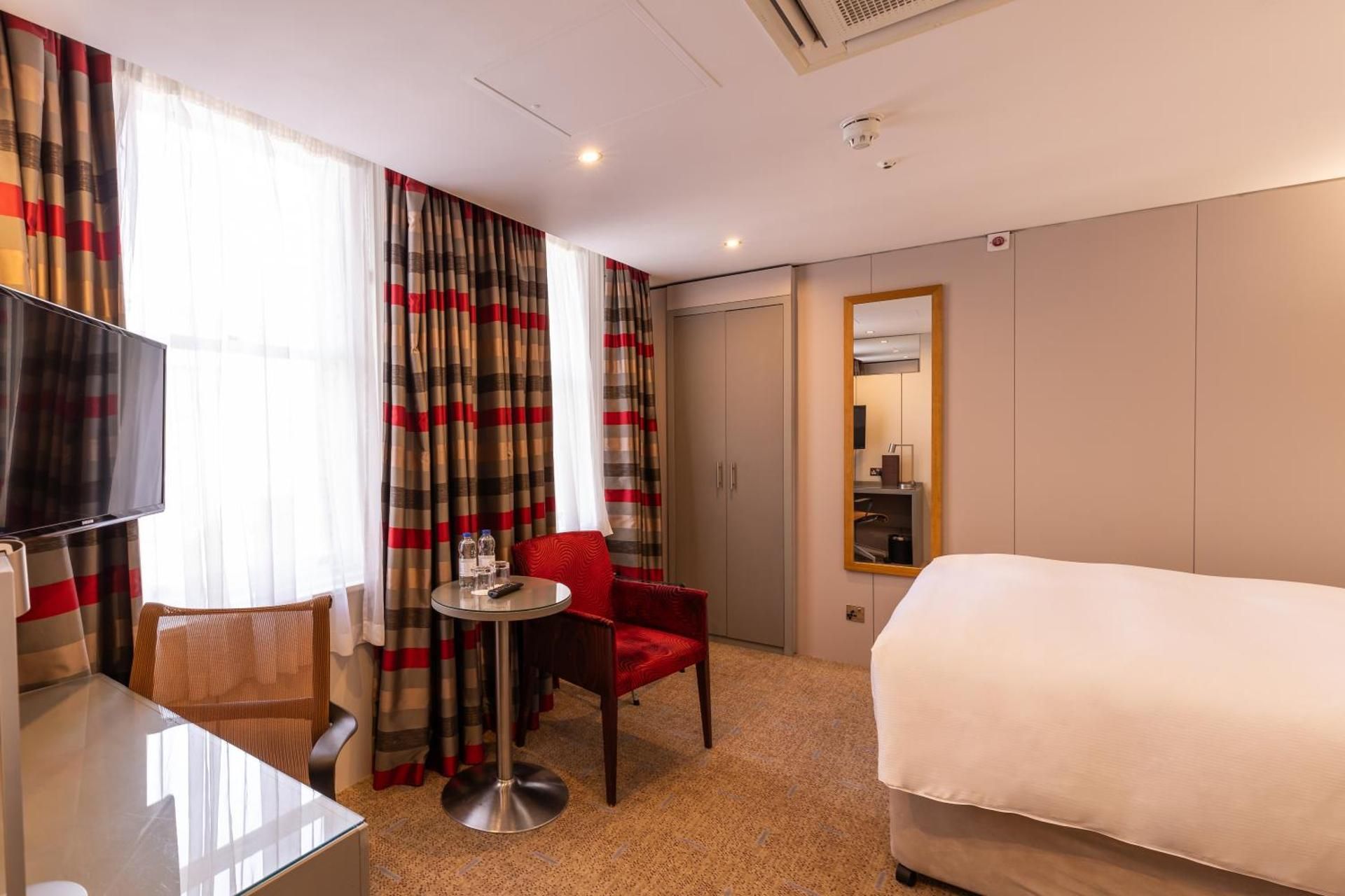 undefined DoubleTree by Hilton London West End 10