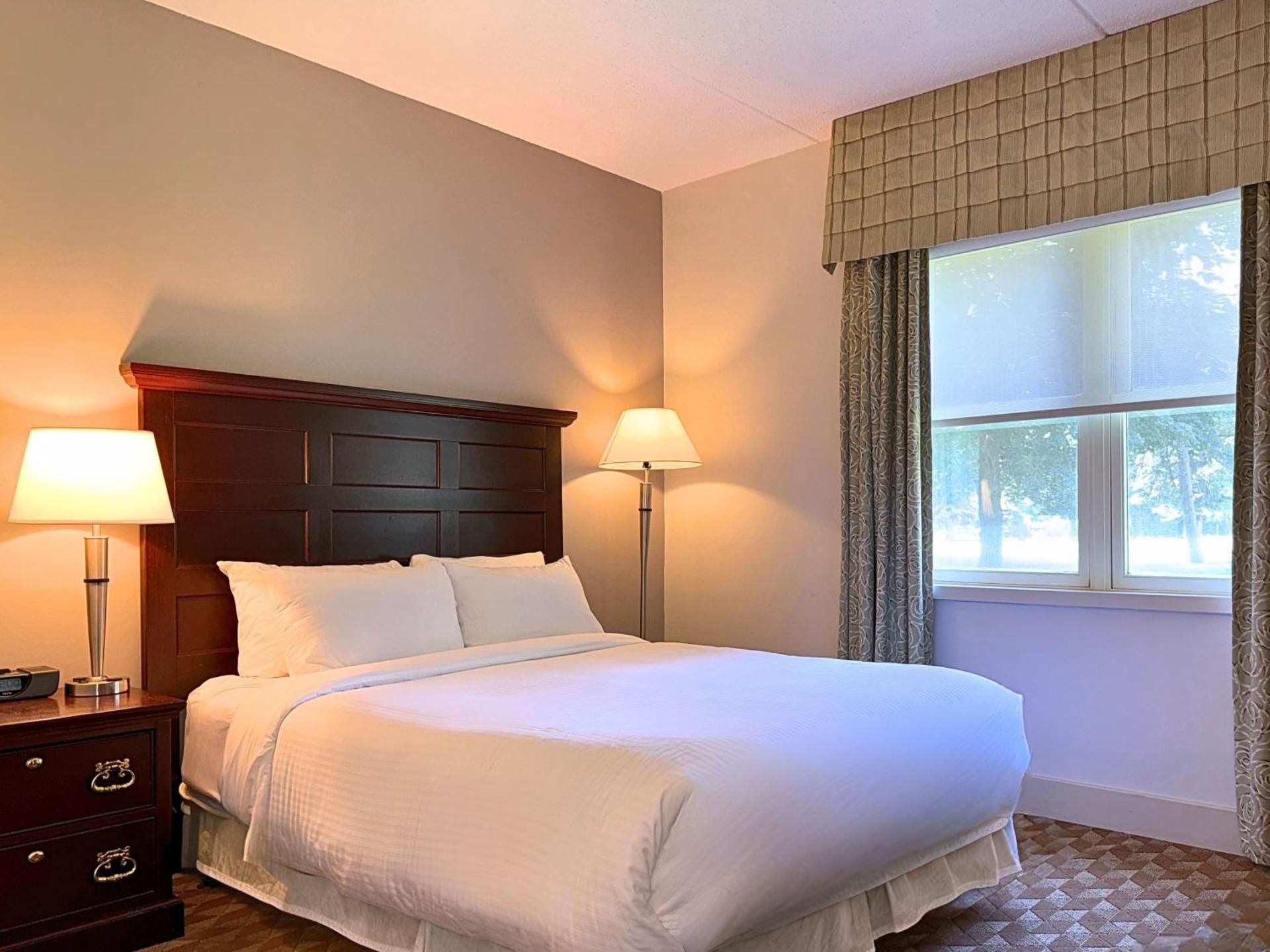 Heritage Queen Room - Mobility Accessible