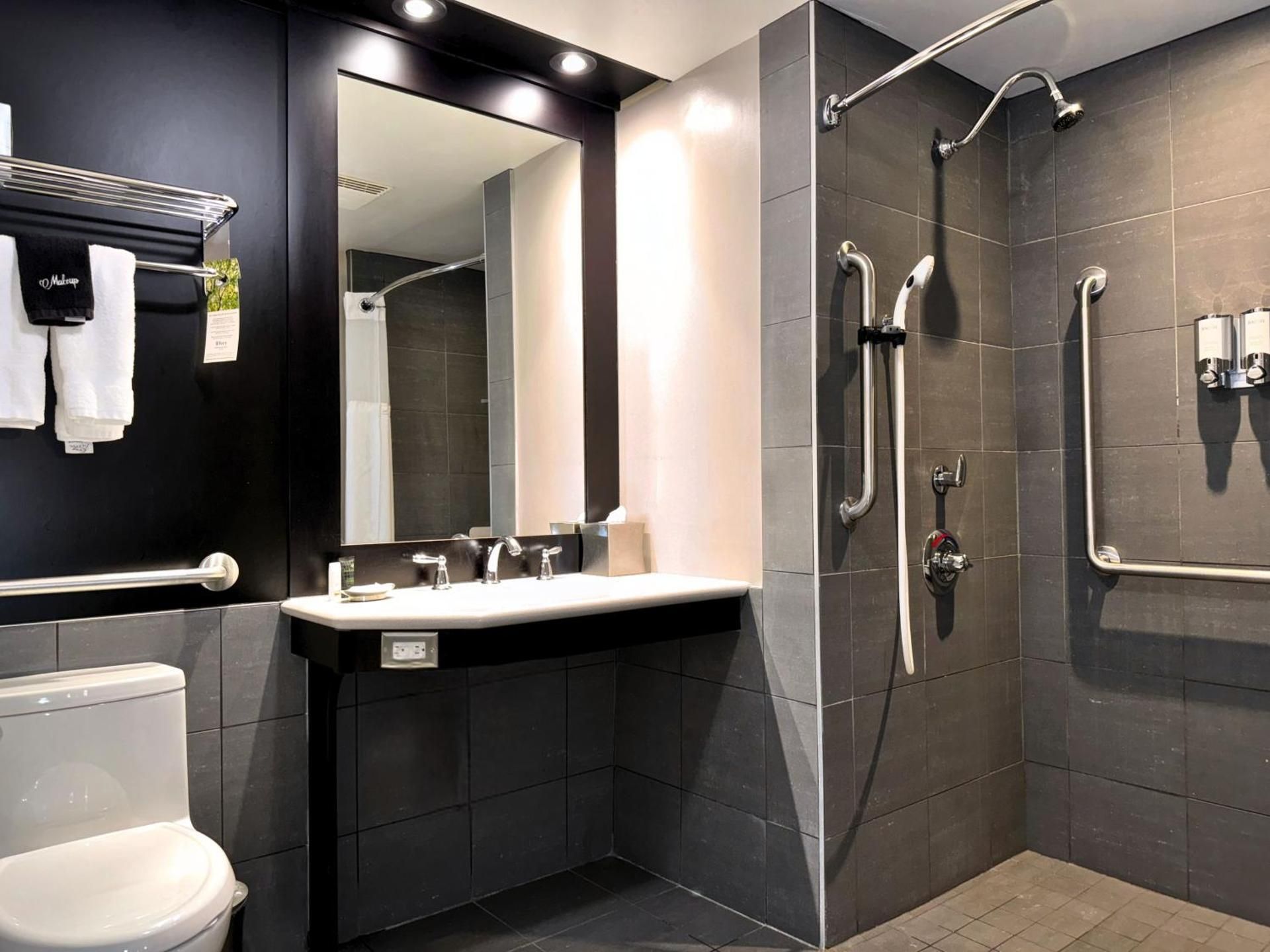 Queen Room with Executive Wing - Mobility Accessible/Non-Smoking