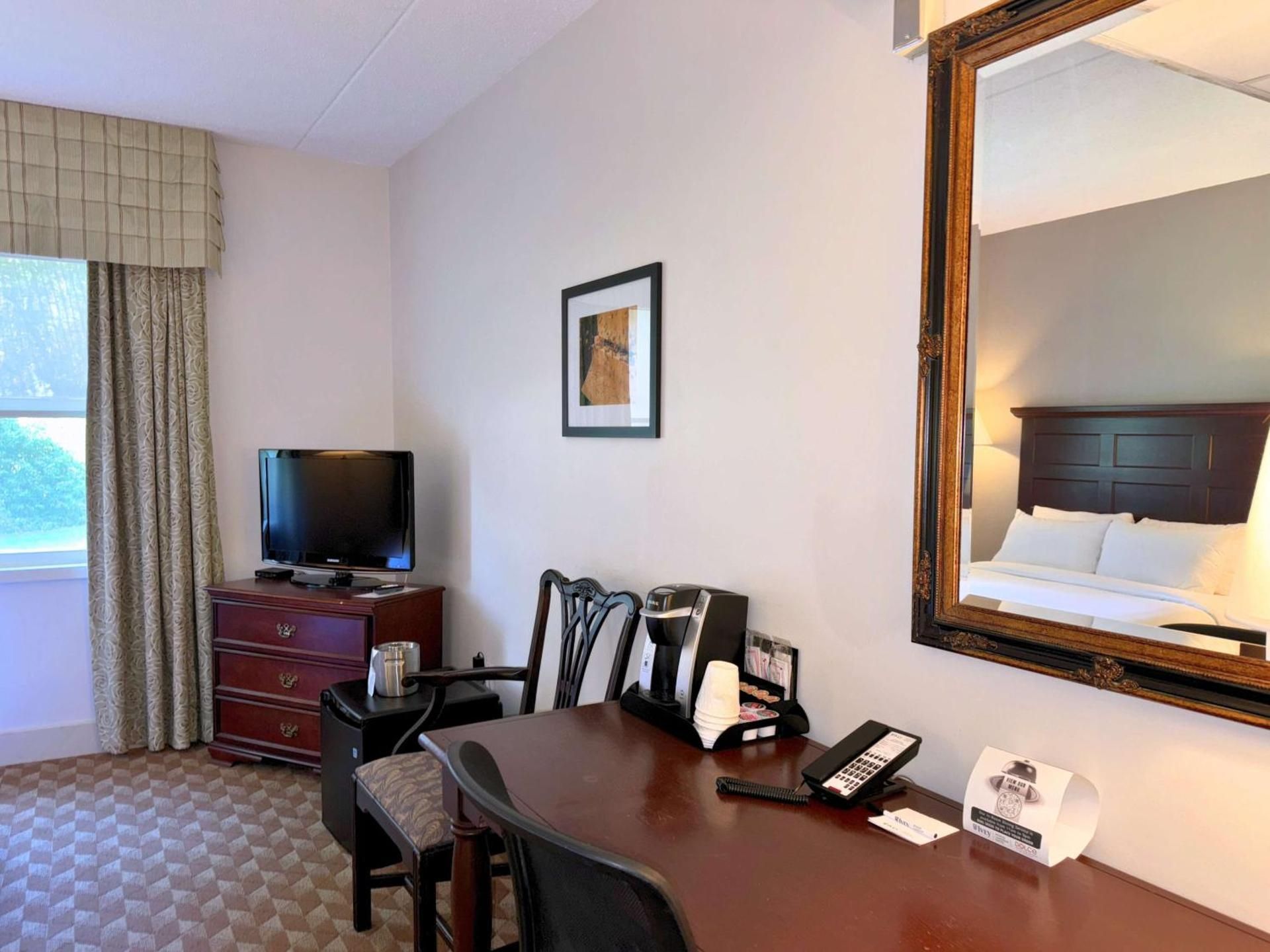 Heritage Queen Room - Mobility Accessible