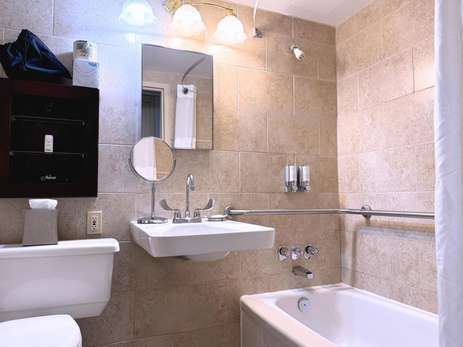 Heritage Queen Room - Mobility Accessible