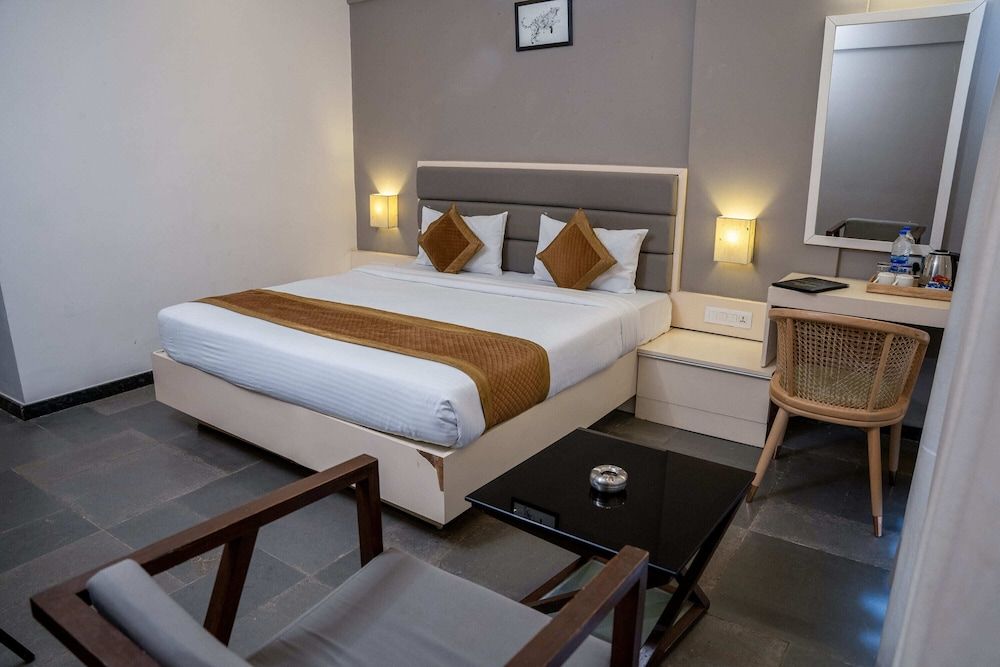 Capital O 77219 Hotel Dwarwata Deluxe Room 2