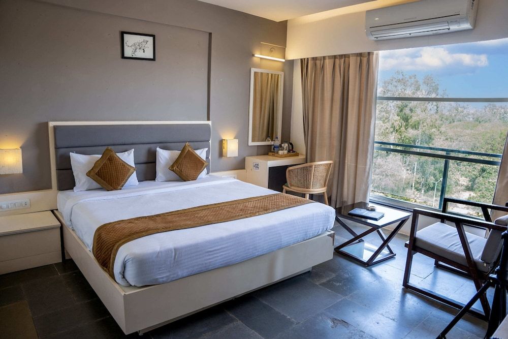 Capital O 77219 Hotel Dwarwata Deluxe Room 3