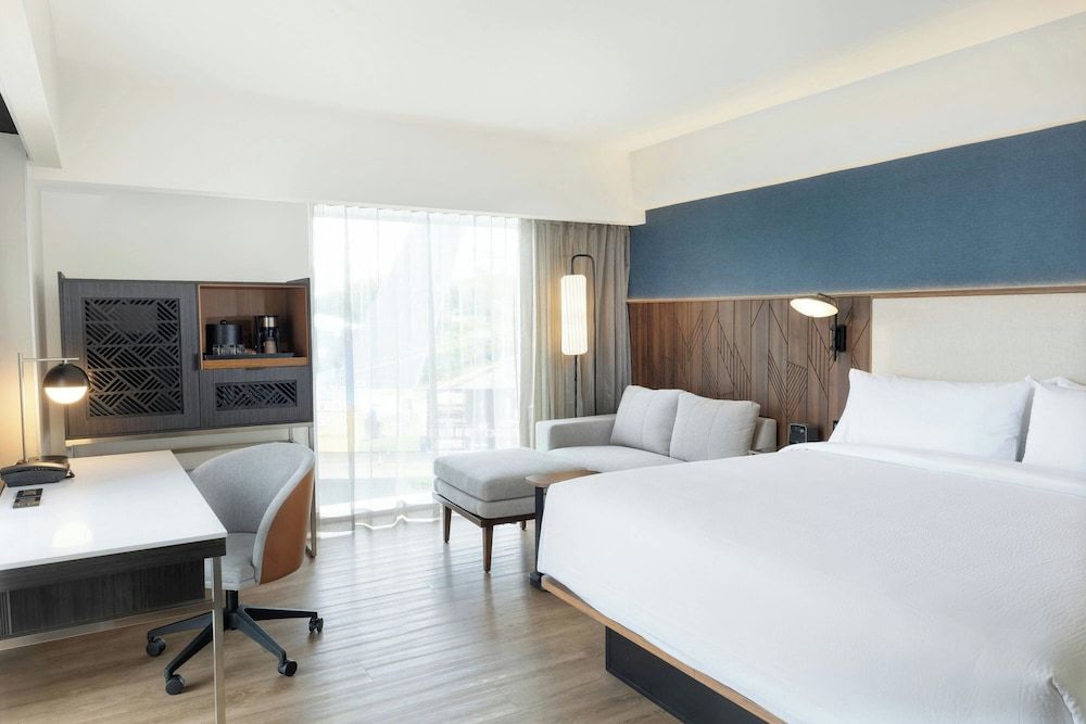 Deluxe Room, 1 King Bed, Non Smoking, City View