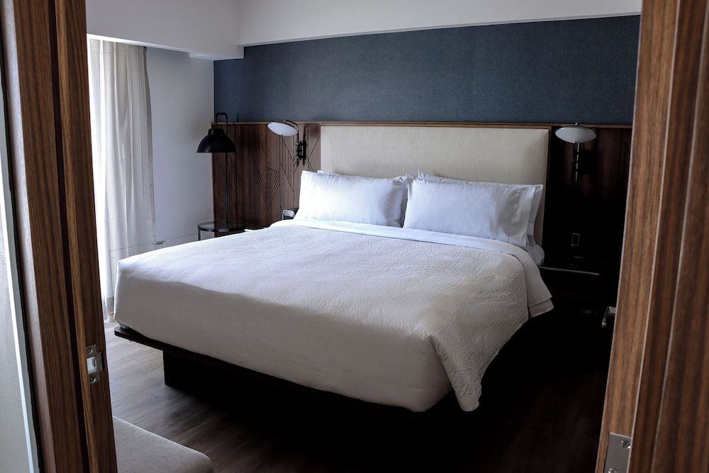 Junior Suite, 1 King Bed with Sofa bed, City View