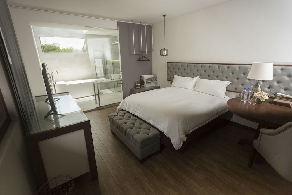 Premium Room, 1 Queen Bed, Bathtub