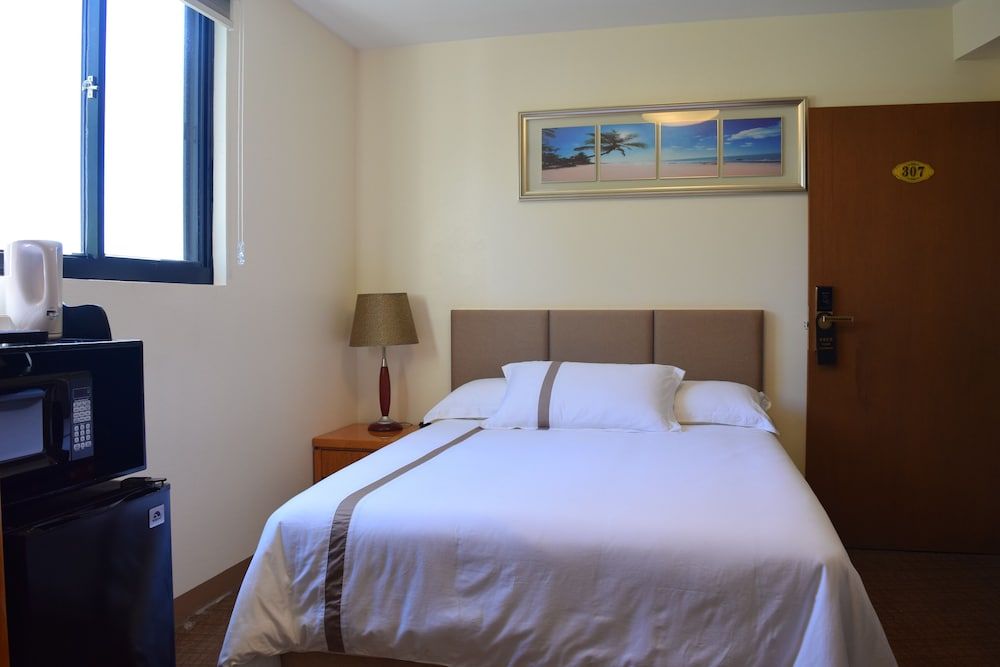 Saipan Beach Hotel Standard Room, 1 Queen Bed, Garden View 4