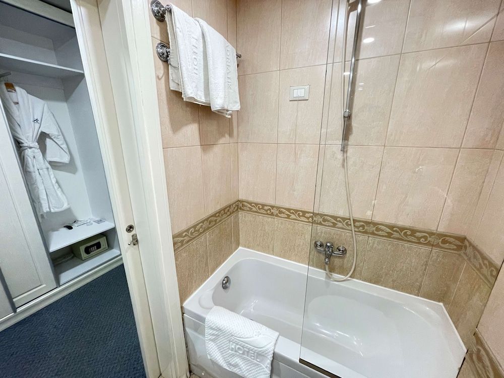 Adriatik Hotel, BW Premier Collection Comfort Room, 2 Twin Beds, Balcony, Partial Sea View 10