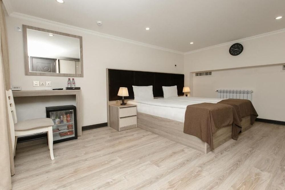 undefined Deluxe City Hotel 3