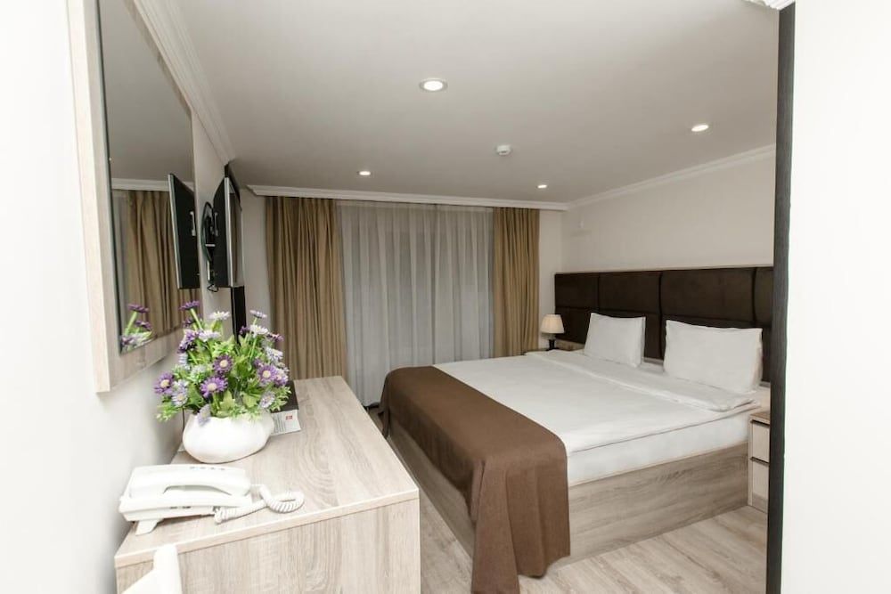undefined Deluxe City Hotel