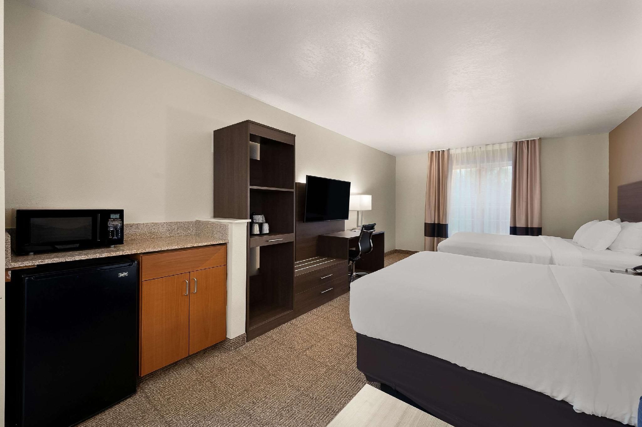 2 Queen Beds, Suite, Nonsmoking