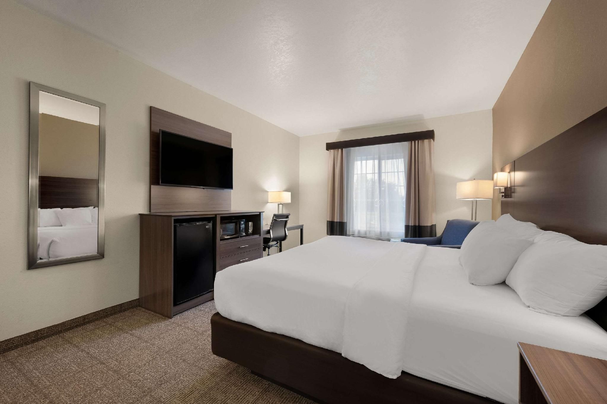 1 King Bed, Suite, Nonsmoking, Accessible