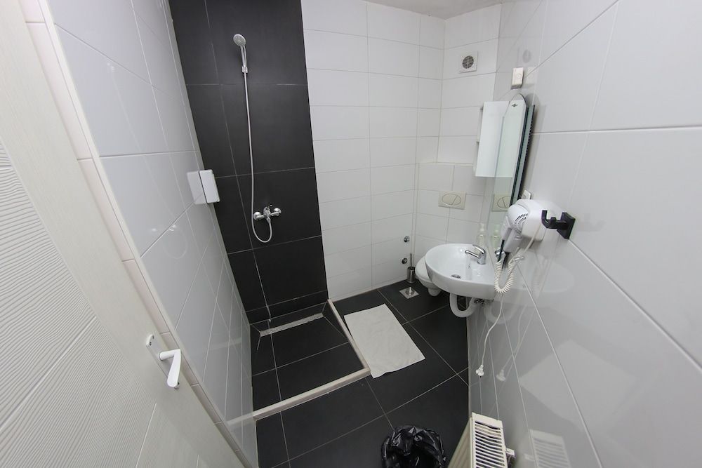 Hotel Hayat Standard Triple Room 23