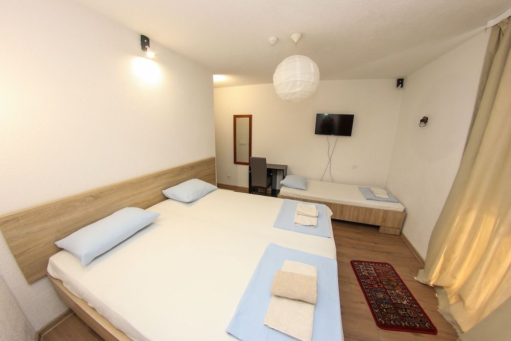 Hotel Hayat Standard Triple Room 10