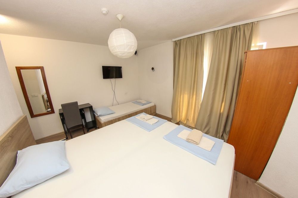 Hotel Hayat Standard Triple Room 7