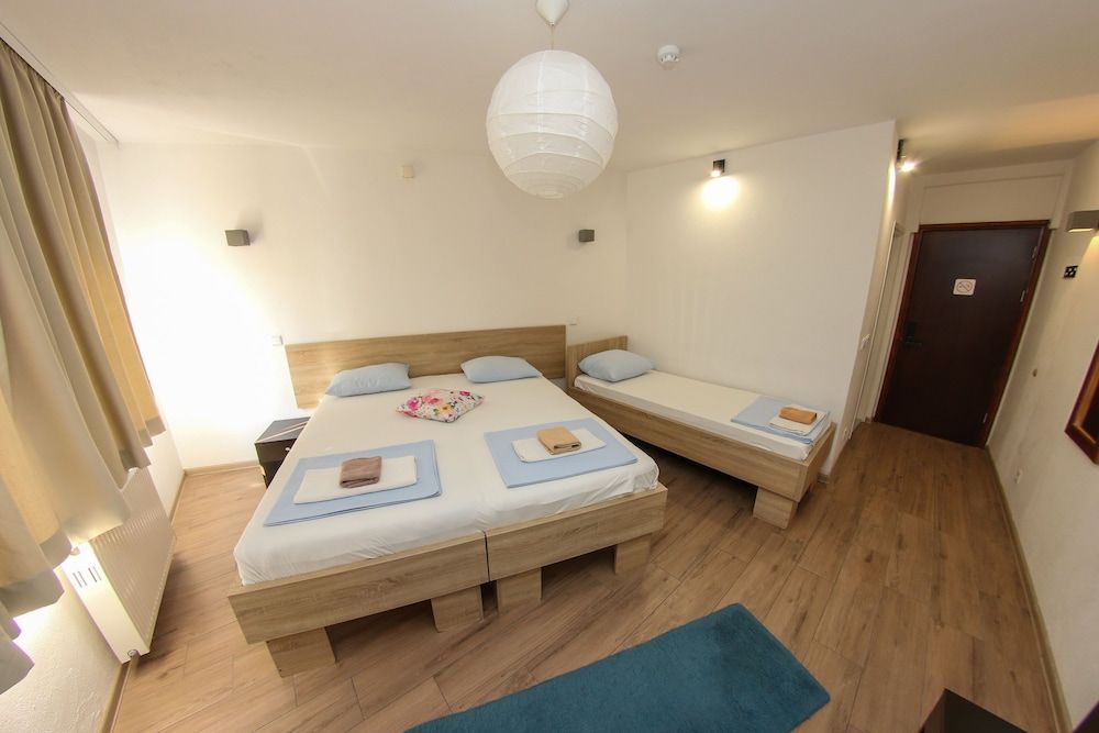 Hotel Hayat Standard Triple Room 17