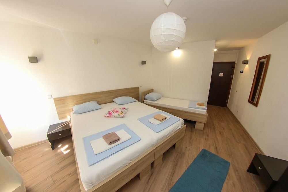 Hotel Hayat Standard Triple Room 8