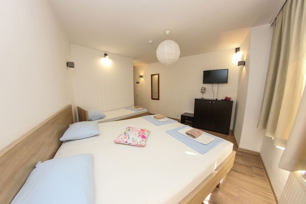 Hotel Hayat Standard Triple Room 18