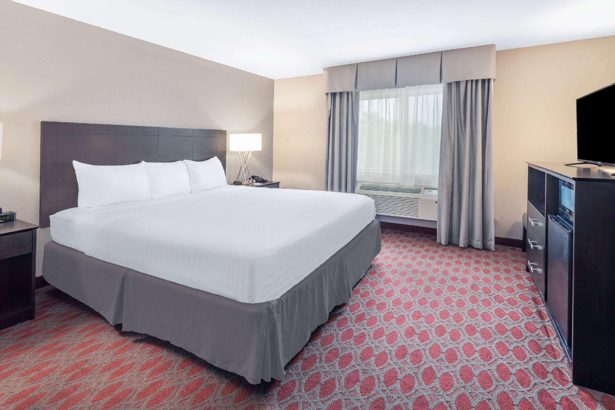 1 King Bed, Mobility Accessible Room, Bathtub w/ Grab Bars, Non-Smoking