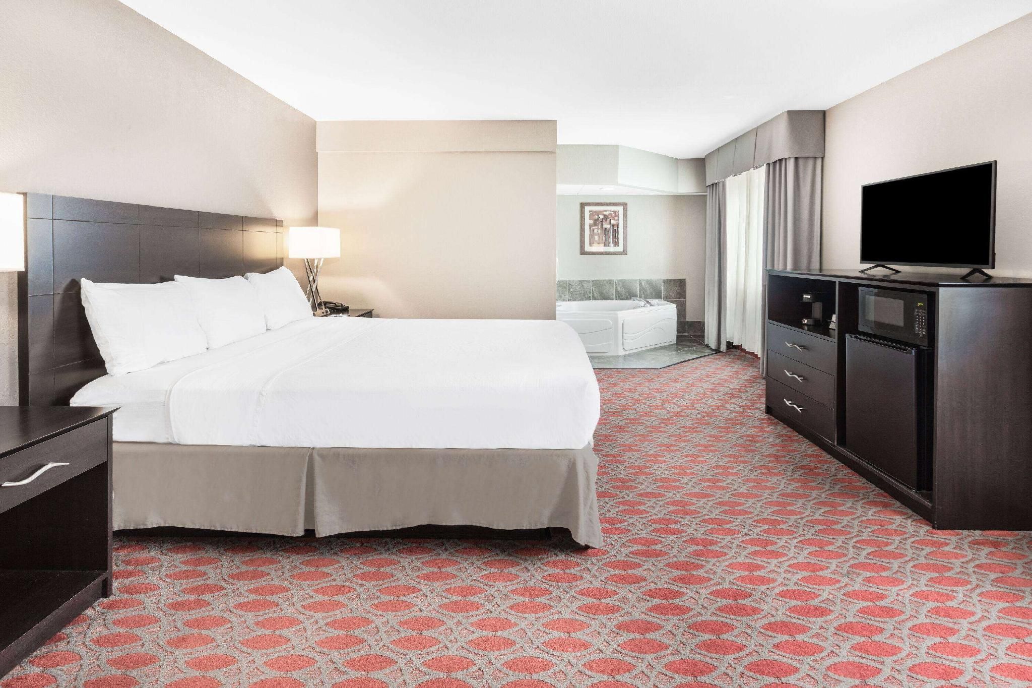 1 King Bed, One-Bedroom, Superior Suite, Non-Smoking