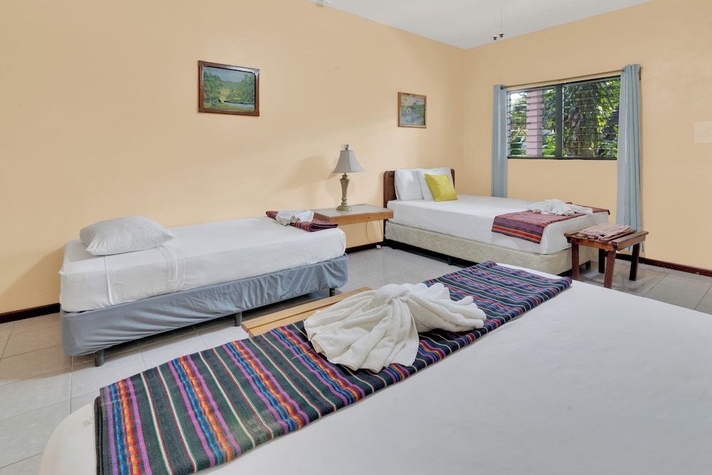Drift Inn Cayo Family Room, Multiple Beds 4