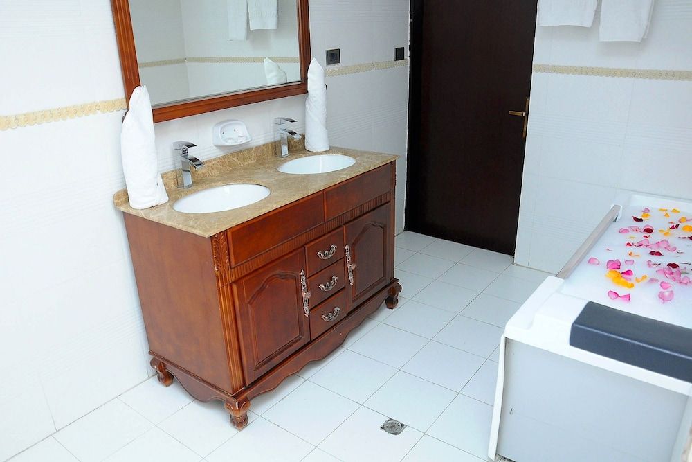 Deep soaking bathtub